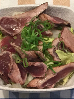 たまに食べたくなる カツオのたたきサラダ-レシピのメイン写真