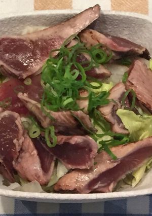 たまに食べたくなる カツオのたたきサラダ-レシピのメイン写真