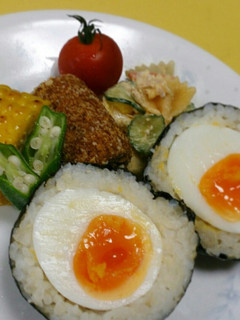 爆弾おにぎり in 半熟たまご-レシピのメイン写真