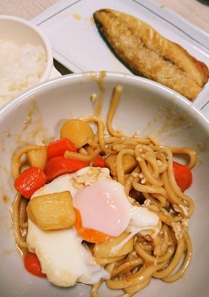 じゃがいもにんじんの煮込み月見うどん-レシピのメイン写真