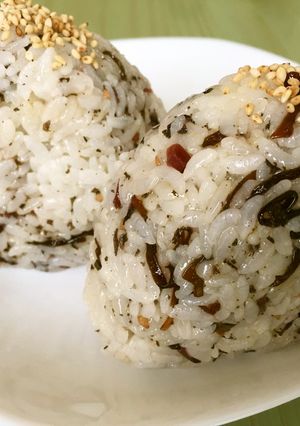 ☆カリカリ梅 塩昆布 おにぎり-レシピのメイン写真