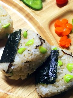 白だしで美味♡枝豆と塩こんぶのおにぎり-レシピのメイン写真