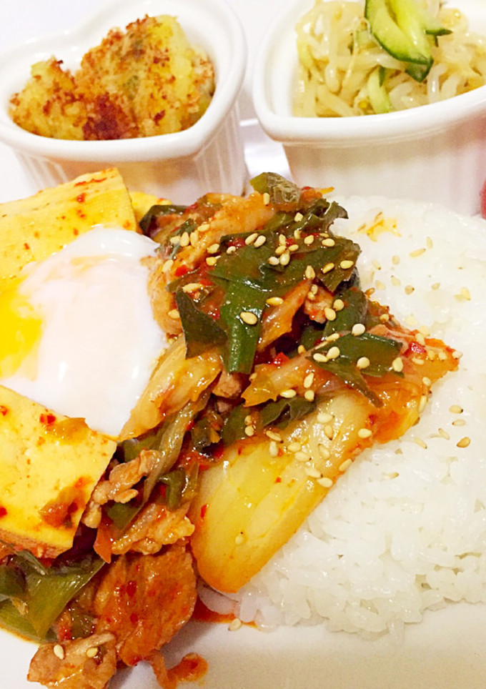 ボリューム満点！温玉のせ豆腐&豚キムチ丼-レシピのメイン写真
