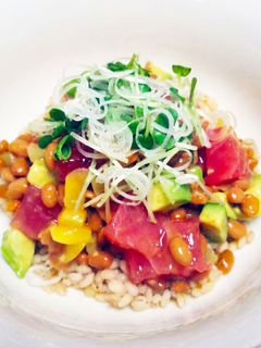 アボカド入りまぐろ納豆丼☆もち麦ごはん-レシピのメイン写真