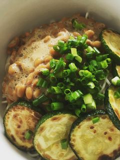 納豆そうめんwithズッキーニの素揚げ-レシピのメイン写真