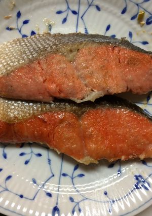塩鮭で外はカリッと中はジューシー焼き!-レシピのメイン写真