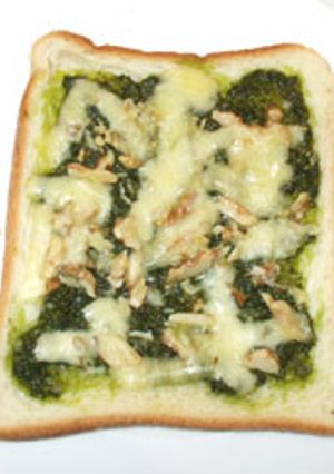 ジェノベーゼソースと胡桃のトースト朝食に-レシピのメイン写真