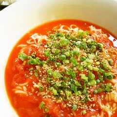 รูปของ トマトラーメン(サッポロ一番塩)