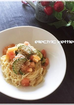 トマトとズッキーニのホットな冷製パスタ-レシピのメイン写真