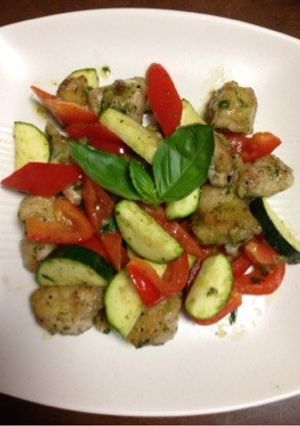 鶏モモ肉と夏野菜の生バジル炒め-レシピのメイン写真