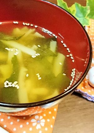 節約【ブロッコリーの茎とワカメの味噌汁】-レシピのメイン写真