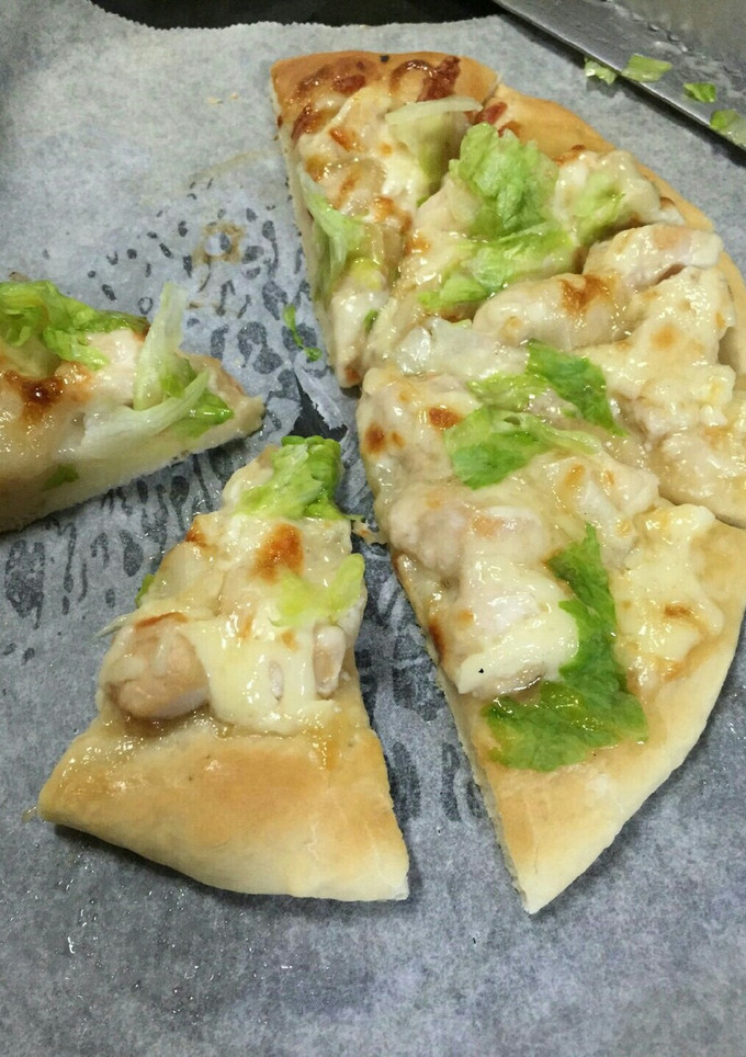 お餅と鶏肉とレタスの和風ピザ-レシピのメイン写真