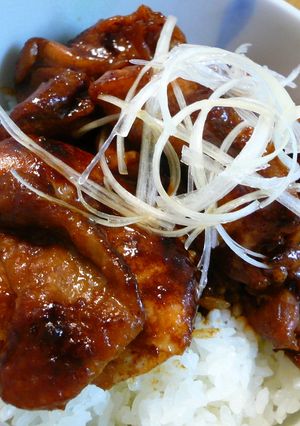 梅味噌ニンニクだれでガッツリ☆鶏肉丼-レシピのメイン写真