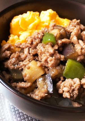 食欲アップ！夏野菜のそぼろ丼-レシピのメイン写真