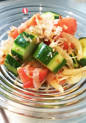 夏野菜！彩り豊富なトマきゅうサラダ-レシピのメイン写真