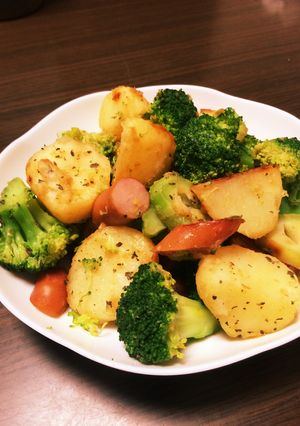 じゃがいもとブロッコリーのコンソメ炒め-レシピのメイン写真