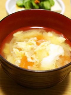 トマトと玉ねぎとたまごのお味噌汁-レシピのメイン写真