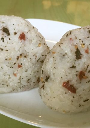 ☆カリカリ梅 おにぎり-レシピのメイン写真
