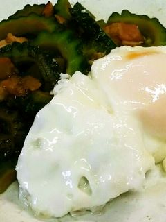 ゴーヤとベーコンの甘辛炒め・目玉焼きのせ-レシピのメイン写真