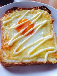 チーズ目玉焼きパン-レシピのメイン写真