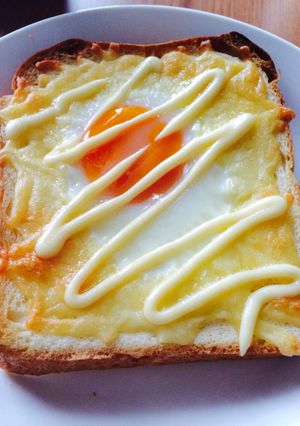 チーズ目玉焼きパン-レシピのメイン写真