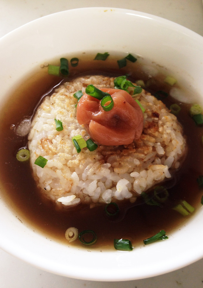 冷やし出汁ほうじ茶漬☆焼きおにぎりで-レシピのメイン写真
