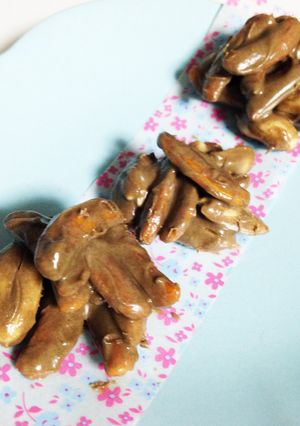 ほうじ茶ミルクの柿ピーチョコ-レシピのメイン写真