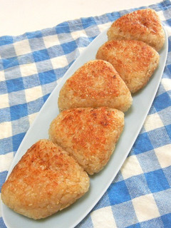 簡単◆つゆ+ゴマで焼きおにぎり-レシピのメイン写真