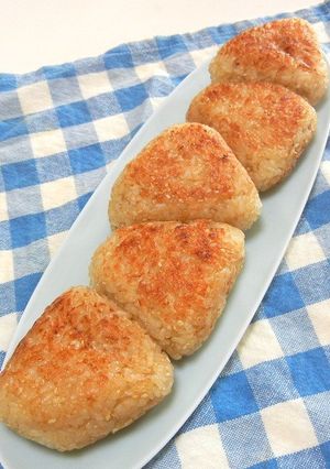簡単◆つゆ＋ゴマで焼きおにぎり-レシピのメイン写真