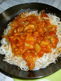 鉄パンで甘辛鶏皮+もやしの焼きうどん-レシピのメイン写真