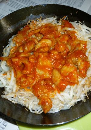 鉄パンで甘辛鶏皮＋もやしの焼きうどん-レシピのメイン写真