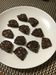 ローアーモンド入りデーツで作るチョコ-レシピのメイン写真