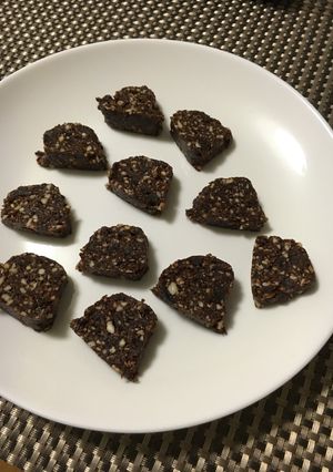 ローアーモンド入りデーツで作るチョコ-レシピのメイン写真
