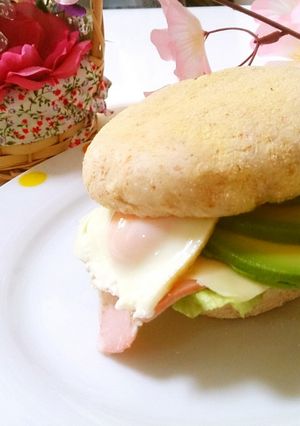 朝にぴったり♪　ハムエッグマフィンサンド-レシピのメイン写真