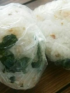 梅バジルおにぎり-レシピのメイン写真