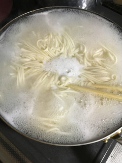 麺を茹でる時ふきこぼれない裏技-レシピのメイン写真