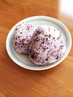 ユカリご飯 〓ゆかり® で＊紅色のおにぎり by ねむンダ 【クックパッド