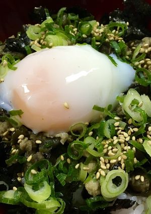 茄子と余りそぼろダネの炒め煮風丼-レシピのメイン写真
