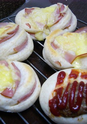 ハムチーズロールとハンバーグパン-レシピのメイン写真