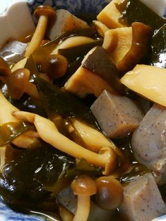 簡単!ヘルシー蒟蒻とワカメときのこの煮物-レシピのメイン写真