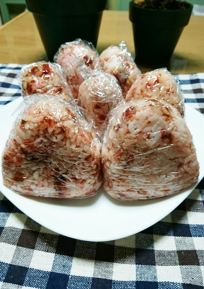 梅干しとおかかの混ぜまぜおにぎり-レシピのメイン写真