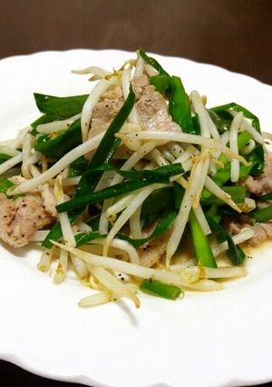 にらたっぷりで美味しい♪豚にらもやし炒め-レシピのメイン写真