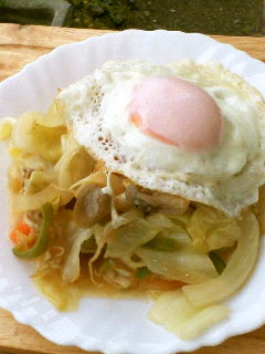 大好きな組み合わせ☆野菜炒め&目玉焼き-レシピのメイン写真