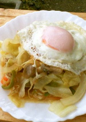 大好きな組み合わせ☆野菜炒め&目玉焼き-レシピのメイン写真