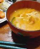 かぼちゃと玉ねぎの甘いホッコリ味噌汁