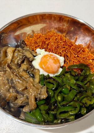 肉いらず♪茄子・ピーマン・人参の3色温玉丼-レシピのメイン写真