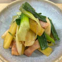 รูปของ 冬越しジャガイモと葉玉ねぎの炒め物
