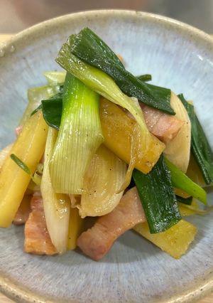 冬越しジャガイモと葉玉ねぎの炒め物-レシピのメイン写真