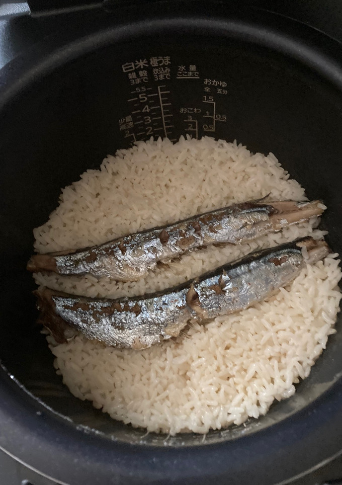 炊飯器で簡単秋刀魚の炊き込みご飯-レシピのメイン写真