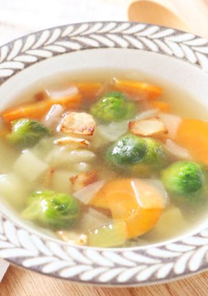 旨味ぎっしり♡芽キャベツのコンソメスープ-レシピのメイン写真